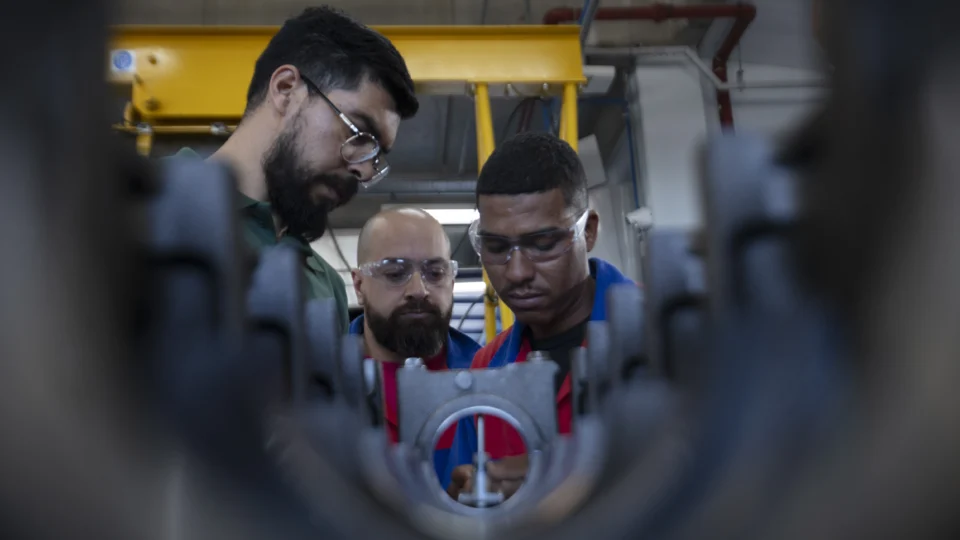 Em ambiente de formação técnica, profissionais realizam análise de procedimentos e equipamentos durante atividade desenvolvida no Centro de Treinamento do Senai Paraná, referência na qualificação de equipes da DAF Caminhões.