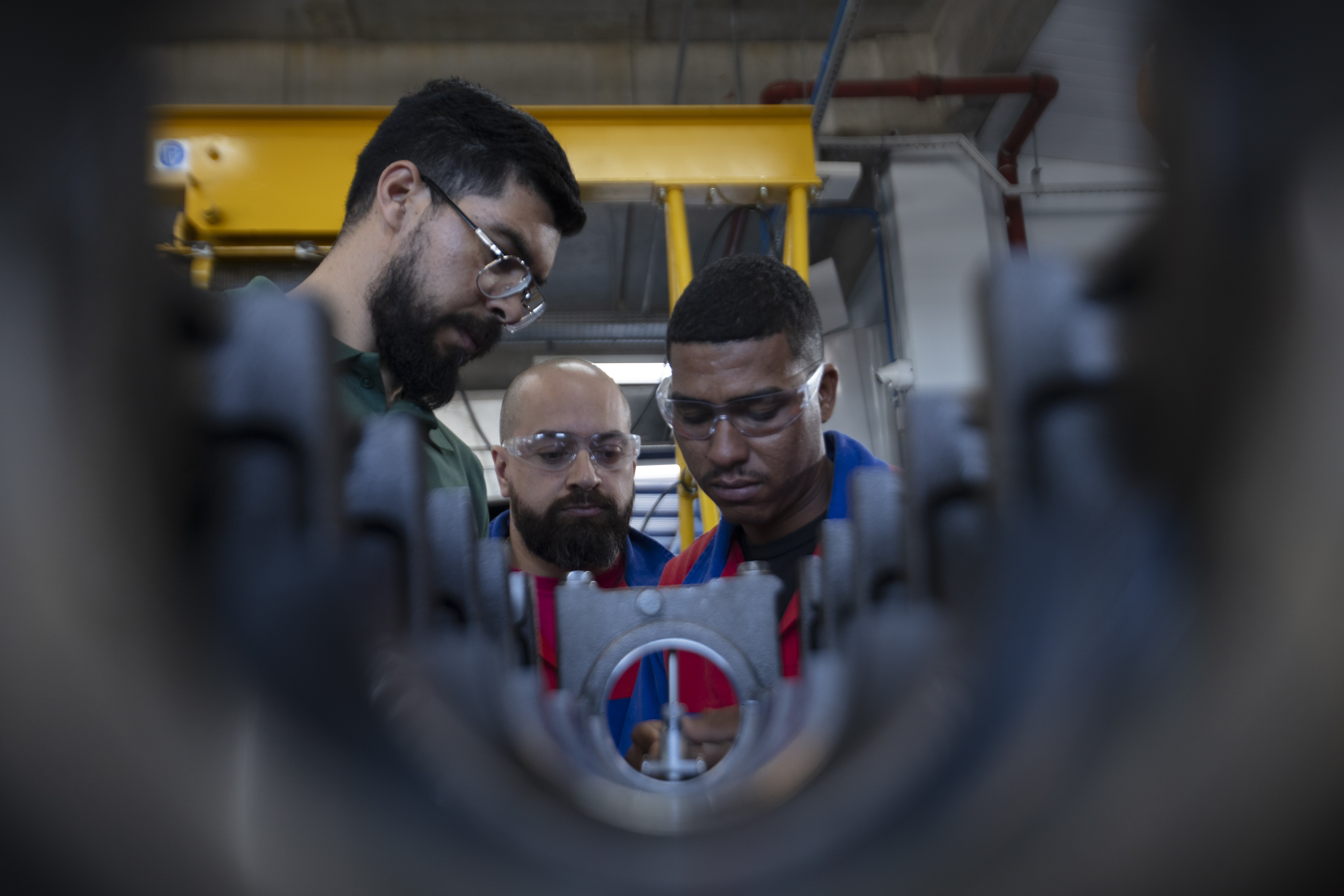 Em ambiente de formação técnica, profissionais realizam análise de procedimentos e equipamentos durante atividade desenvolvida no Centro de Treinamento do Senai Paraná, referência na qualificação de equipes da DAF Caminhões.