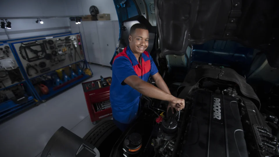 Capacitação prática prepara profissionais para atuar em uma indústria cada vez mais tecnológica, unindo conhecimento técnico e aplicação em situações reais.