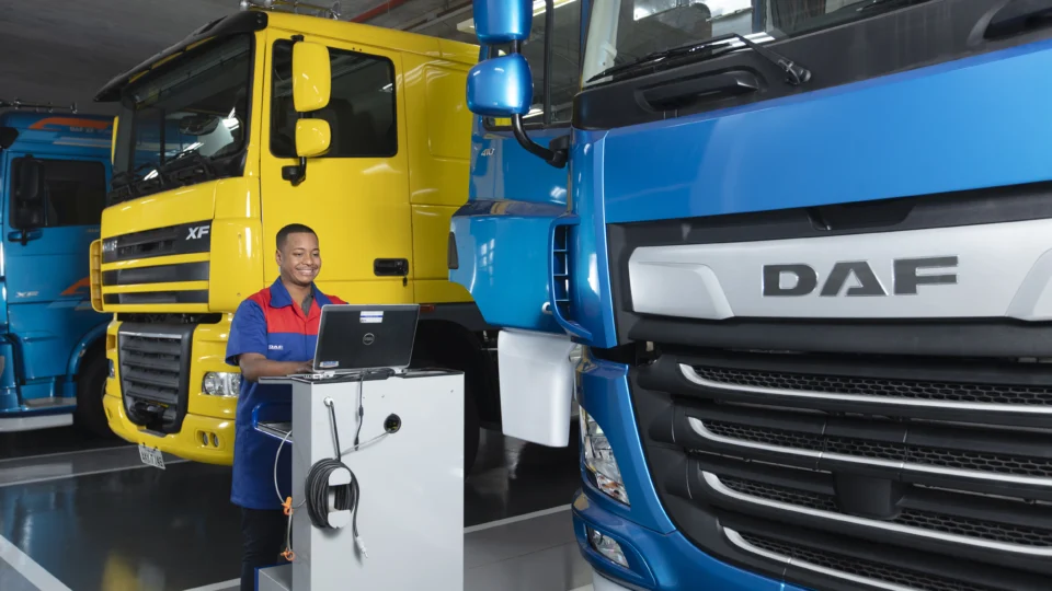 Treinamento prático, atualização constante e tecnologia: a parceria entre DAF Caminhões e Senai Paraná prepara profissionais para os desafios da nova geração de veículos.