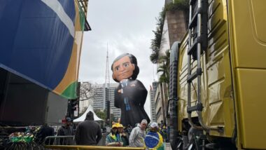 Boneco inflável de André Mendonça na Avenida Paulista na tarde desta segunda-feira (7).