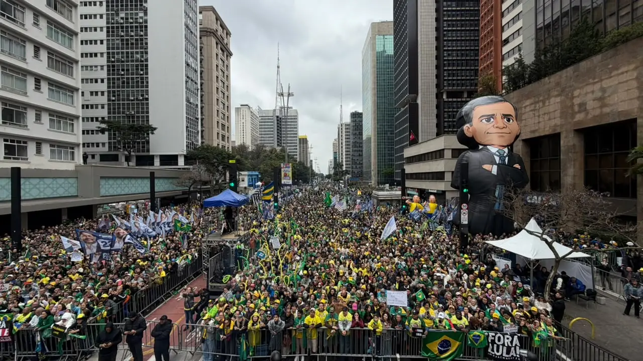 Às 15h, a manifestação na Avenida Paulista ocupava um trecho contínuo desde a sede da Fiesp até a região da Rua da Consolação.
