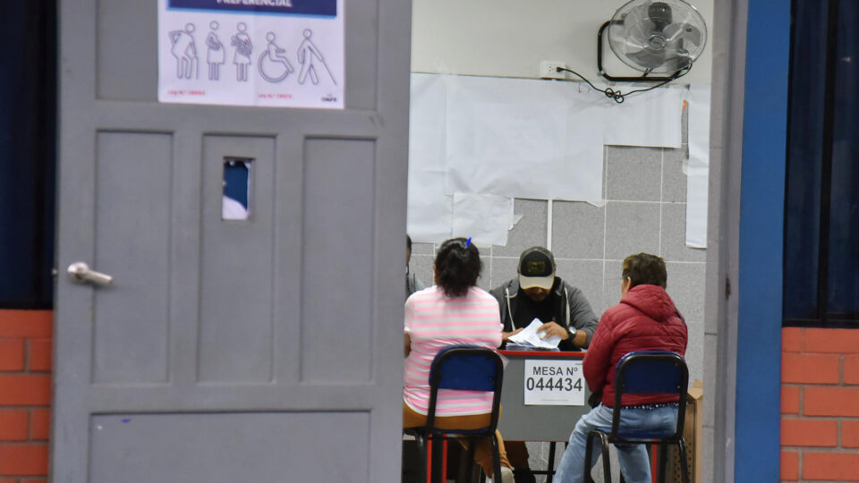 Eleições no Peru são marcadas por denúncias de fraude e adulteração de cédulas