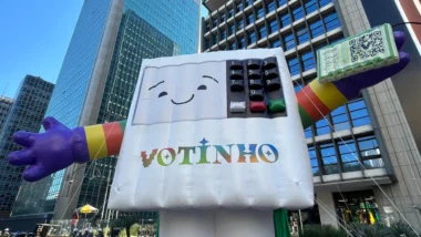 "Votinho" em busca de votos na parada gay de São Paulo.