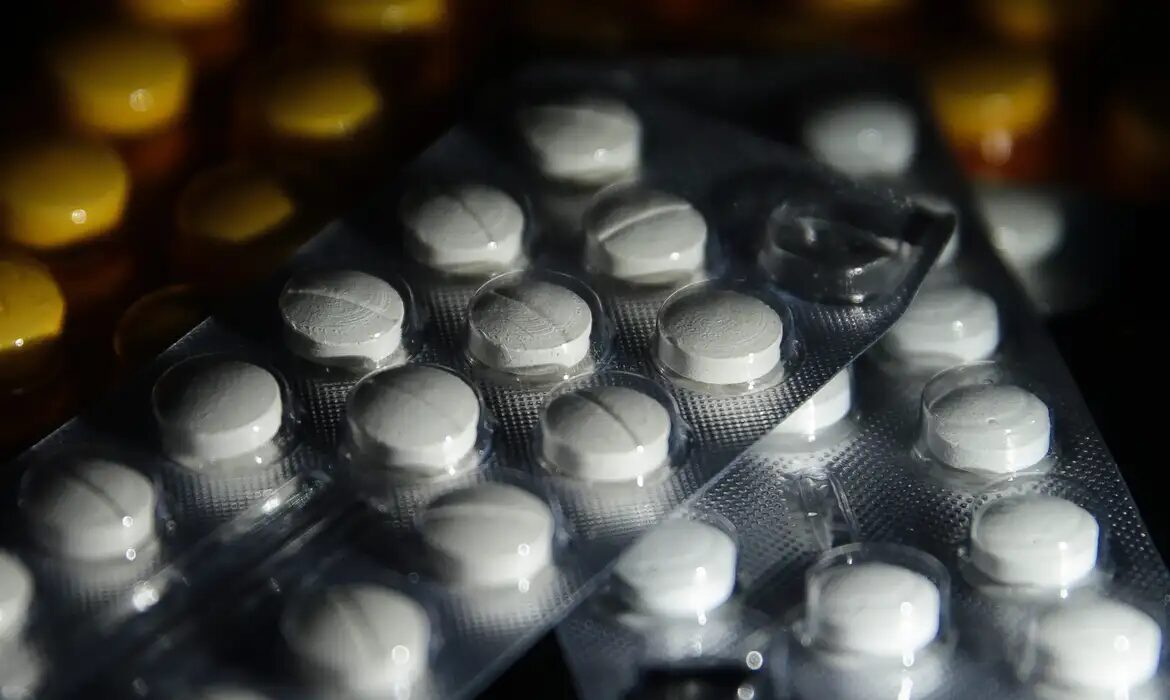 Por que milhares de pacientes estão sem remédios de alto custo no SUS?