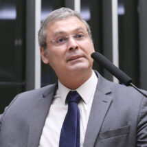 Lindbergh prevê condenação de Eduardo Bolsonaro e inclusão na lista da Interpol Deputado petista reivindicou créditos pela ação e disse que busca inclusão de Flávio e Jair em investigações.