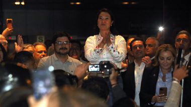 A candidata conservadora Keiko Fujimori, em discurso em hotel em Lima após a realização do segundo turno neste domingo (7) Imagem referente a matéria