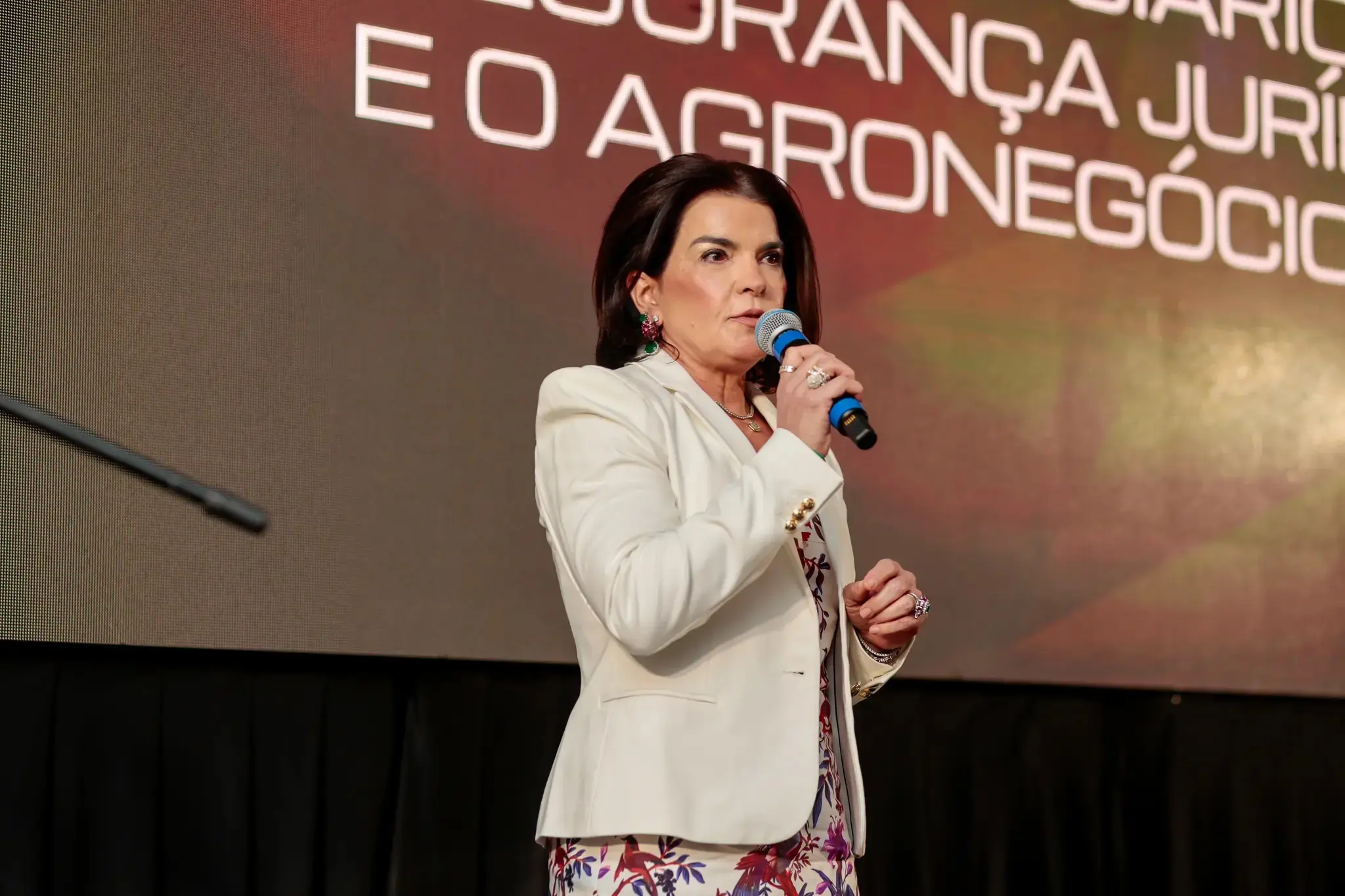 Magistrada argumenta que alta remuneração é reconhecimento da relevância do Poder Judiciário.