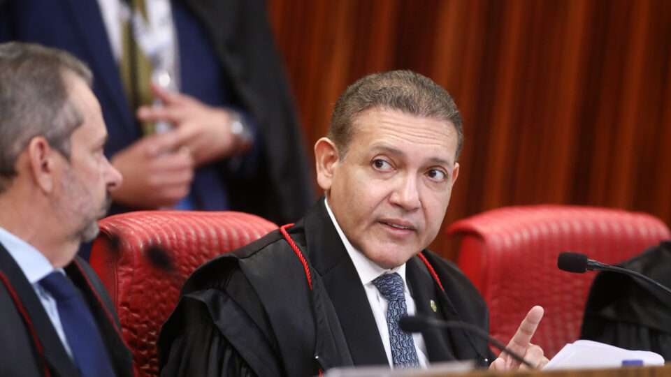 Nunes Marques suspende pesquisa que associava Flávio Bolsonaro a Vorcaro