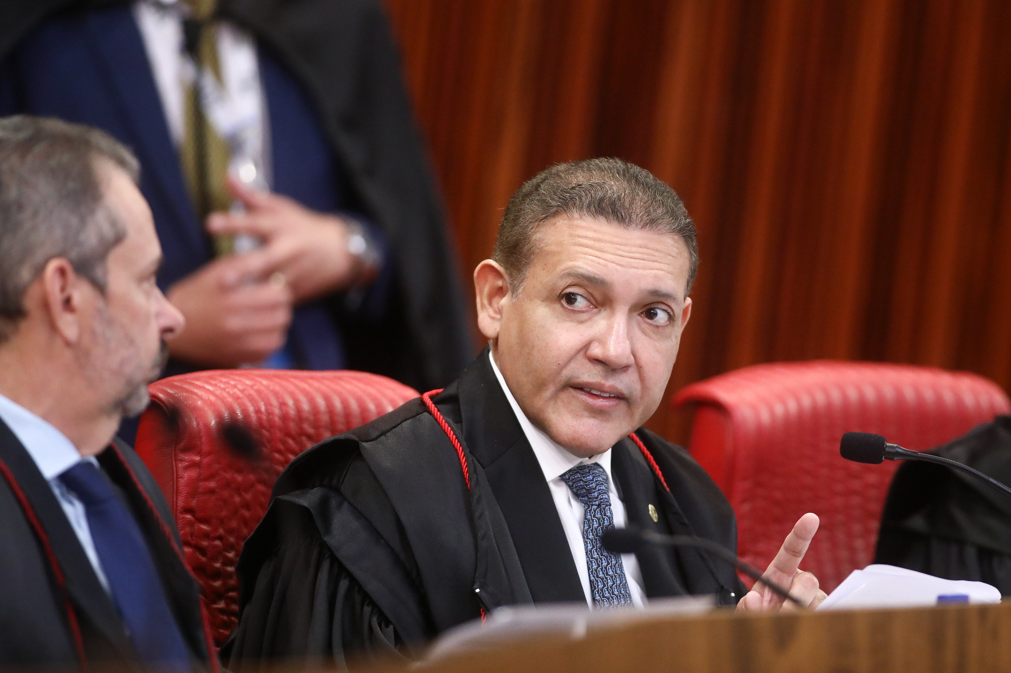 Nunes Marques suspende pesquisa que associava Flávio Bolsonaro a Vorcaro