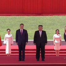 O ditador chinês, Xi Jinping, é recebido em Pyongyang pelo norte-coreano Kim Jong-un Imagem referente a matéria