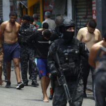 Policiais levam presos da Operação Contenção, no Rio, em outubro de 2025: candidato que prometer linha-dura contra o crime terá mais chances. Imagem referente a matéria
