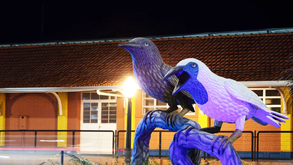 Estátua da araponga reforça a ligação histórica da cidade com a ave símbolo da região.