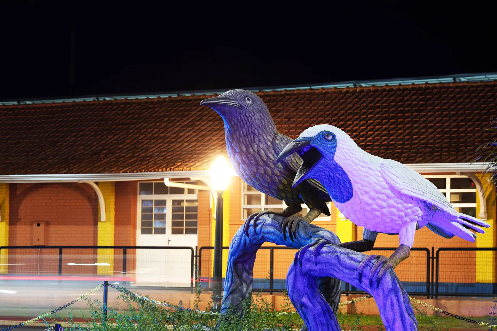 Estátua da araponga reforça a ligação histórica da cidade com a ave símbolo da região.