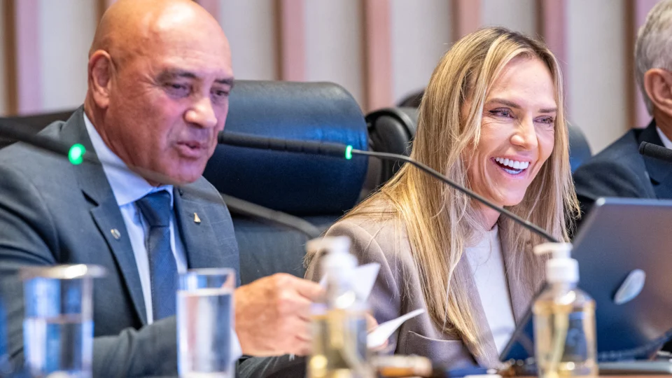 Governadora do DF é pivô de crise gerada por rompimento com Ibaneis Rocha e divisão de posturas.