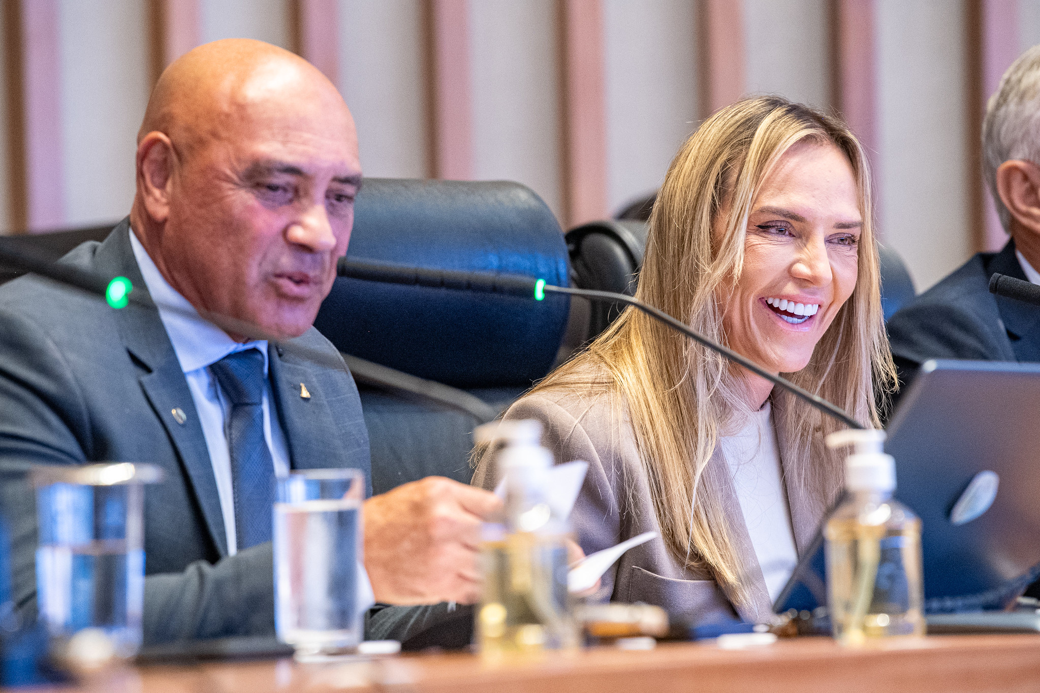 Governadora do DF é pivô de crise gerada por rompimento com Ibaneis Rocha e divisão de posturas.
