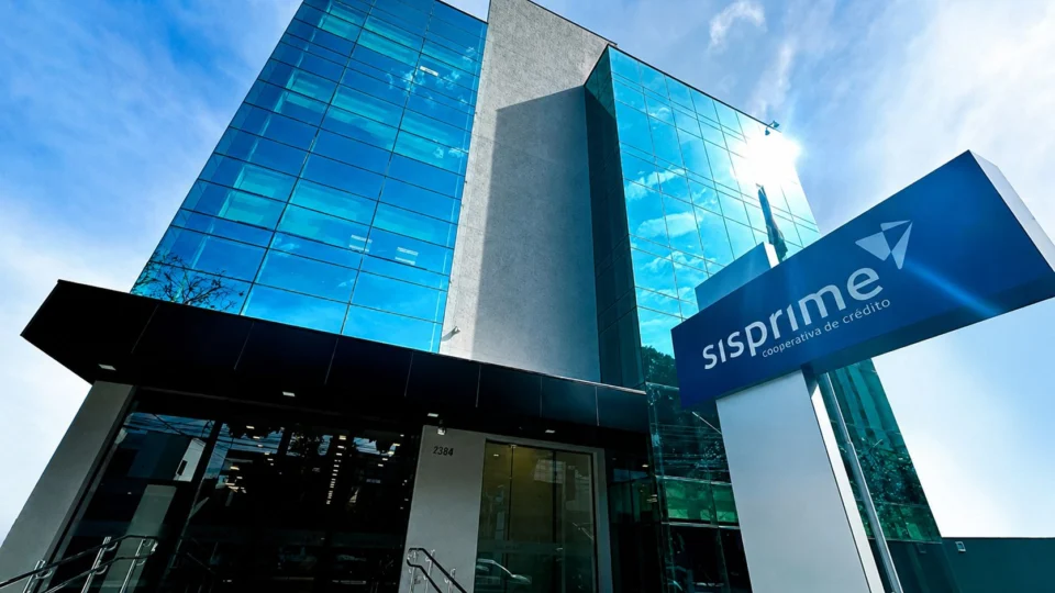 Com 47 agências distribuídas por cinco estados, SISPRIME do Brasil foca no equilíbrio entre plataformas digitais e atendimento personalizado para atrair investidores de alta renda.