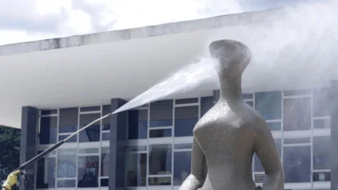 Estátua da Justiça STF água