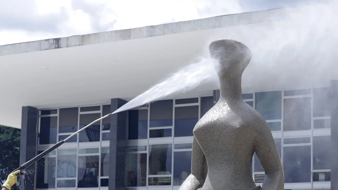 Estátua da Justiça STF água