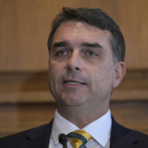 Tentativa de investigar Flávio no STF envolve planos para afastar Mendonça do caso Senador criticou resistência governista a classificação do PCC e CV como organizações terroristas.