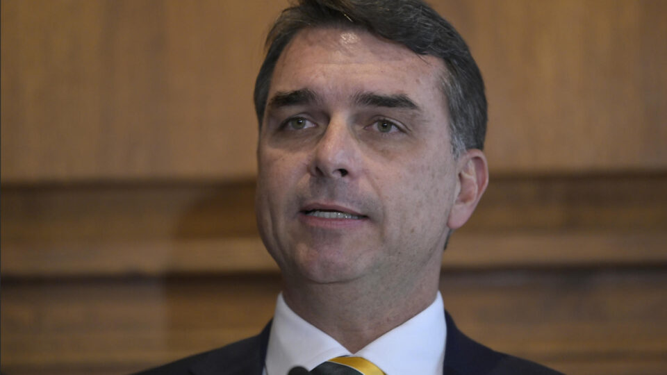Flávio Bolsonaro diz que Lula parece ser “chefe do