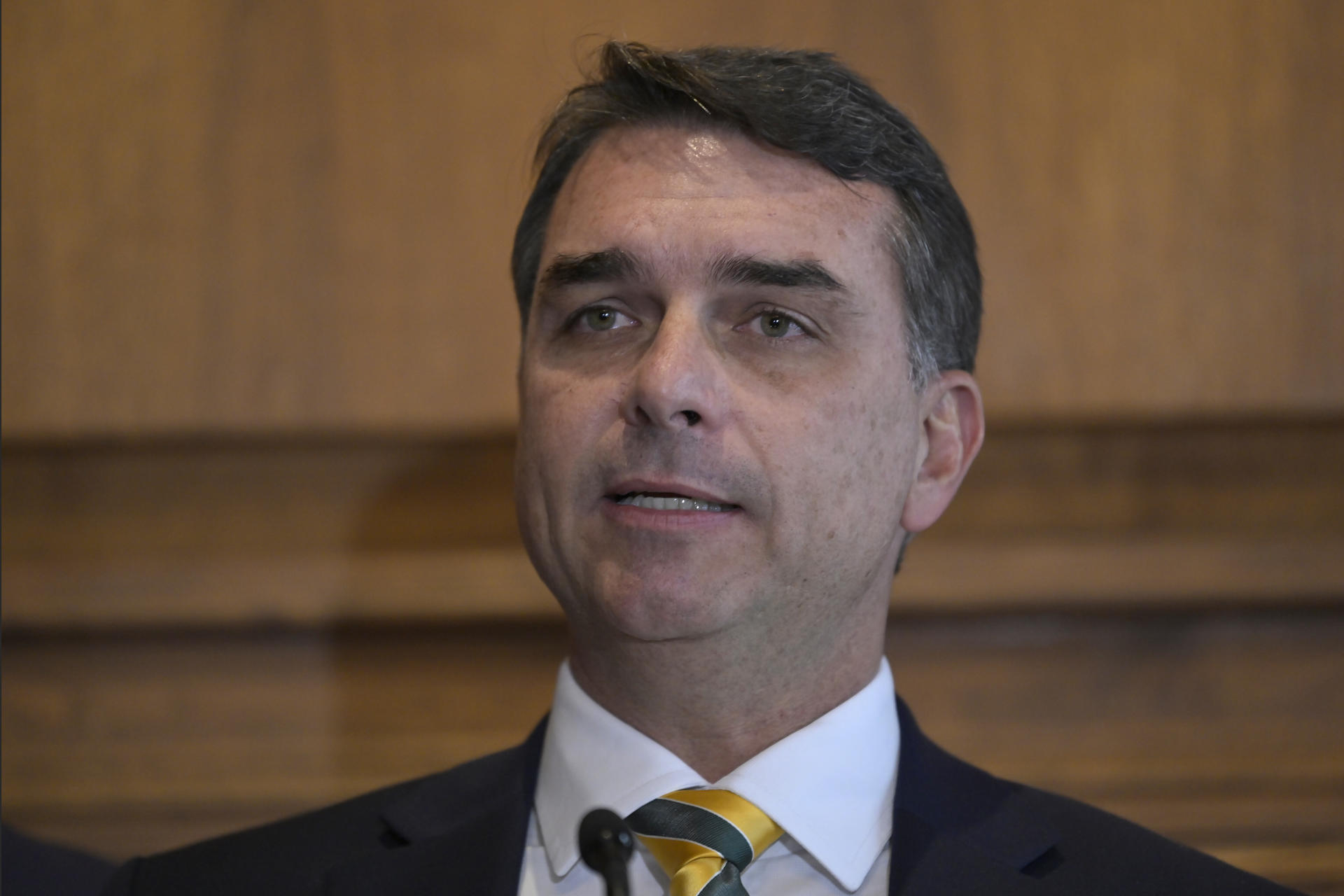 Flávio Bolsonaro diz que Lula parece ser “chefe do PCC” e cita presença de Dino na Maré