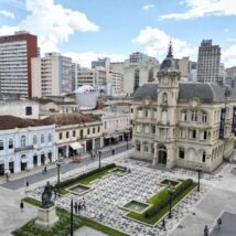 Curitiba registrou saldo positivo de 7.267 vagas de empregos formais ocupados por trabalhadores migrantes no Brasil em 2025. Imagem referente a matéria