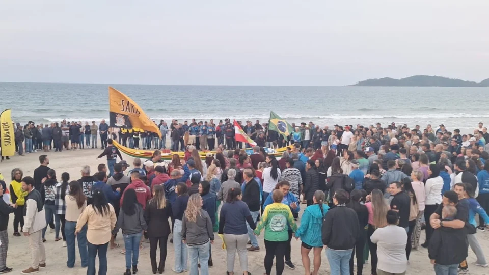 Arrasto da tainha: embora a safra de 2026 seja considerada uma das melhores dos últimos anos, a organização do protesto afirma que as capturas se concentraram principalmente no sul do estado, deixando pescadores do litoral norte mais expostos aos efeitos do encerramento antecipado da temporada.