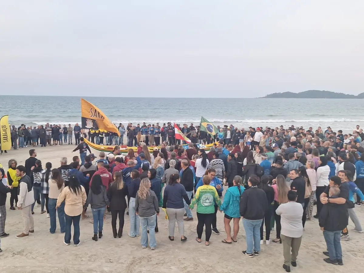 Arrasto da tainha: embora a safra de 2026 seja considerada uma das melhores dos últimos anos, a organização do protesto afirma que as capturas se concentraram principalmente no sul do estado, deixando pescadores do litoral norte mais expostos aos efeitos do encerramento antecipado da temporada.