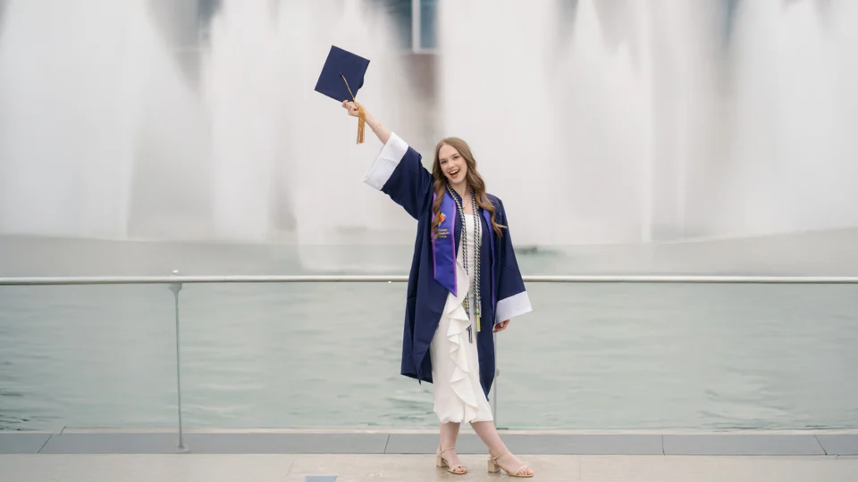 Letícia Rebelo, diretora da The Dream School, transformou o sonho de estudar nos Estados Unidos em uma trajetória de excelência acadêmica e liderança. Após conquistar uma bolsa integral em uma universidade americana, ela retorna ao Brasil para ajudar outros jovens a alcançarem oportunidades internacionais.