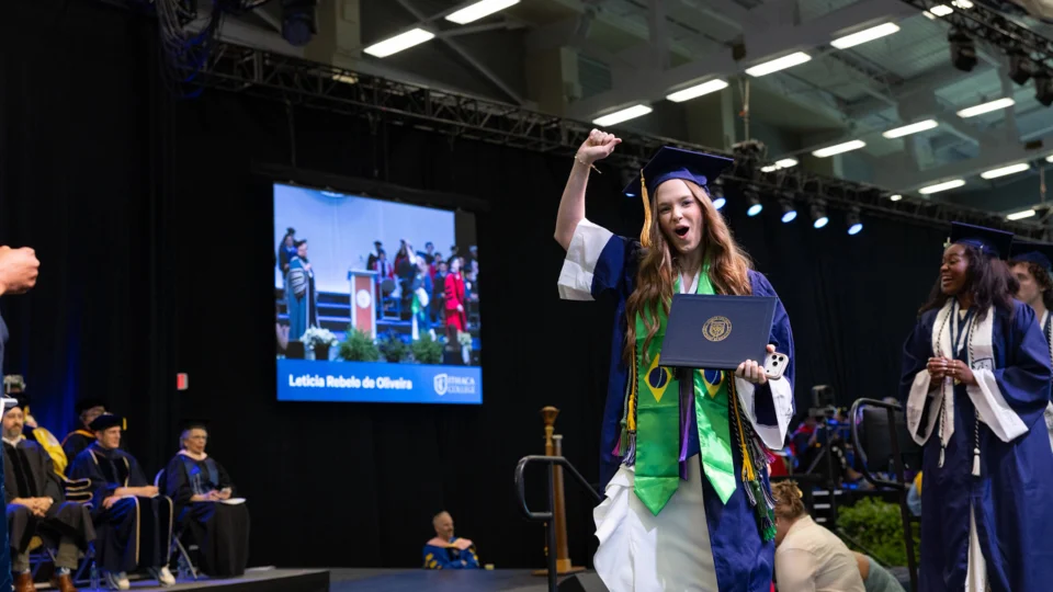 Momento da formatura de Letícia Rebelo nos Estados Unidos. Com bolsa integral e reconhecimento por excelência acadêmica, a jovem brasileira concluiu sua graduação após uma trajetória marcada por liderança, impacto estudantil e alto desempenho universitário.