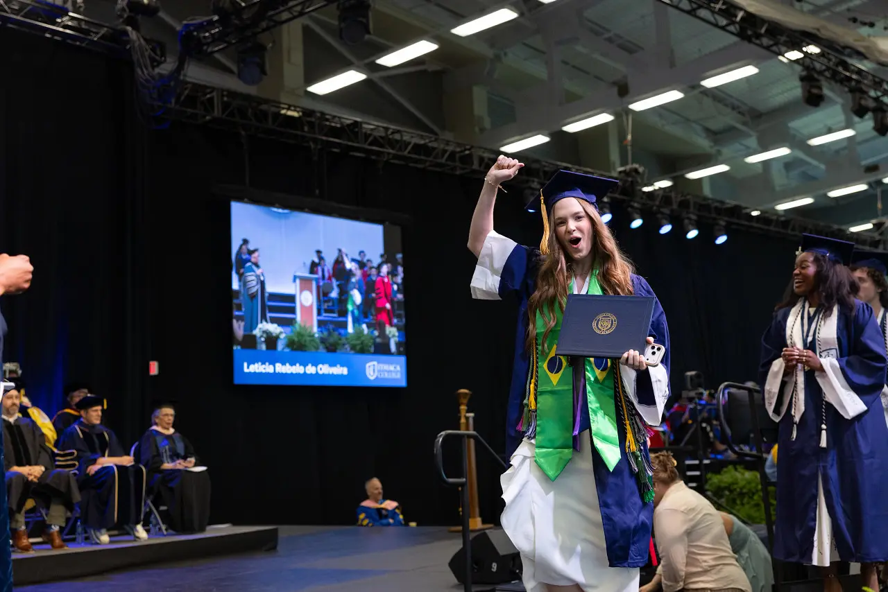 Momento da formatura de Letícia Rebelo nos Estados Unidos. Com bolsa integral e reconhecimento por excelência acadêmica, a jovem brasileira concluiu sua graduação após uma trajetória marcada por liderança, impacto estudantil e alto desempenho universitário.