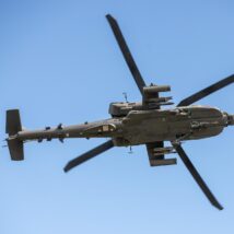Imagem de arquivo de um helicóptero AH-64 Apache, igual ao que caiu perto da costa de Omã, em incidente que ainda está sendo investigado Imagem referente a matéria
