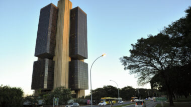 Relator propôs incluir Pix no texto, colocando governo Lula, contrário à autonomia, em dilema. Imagem referente a matéria