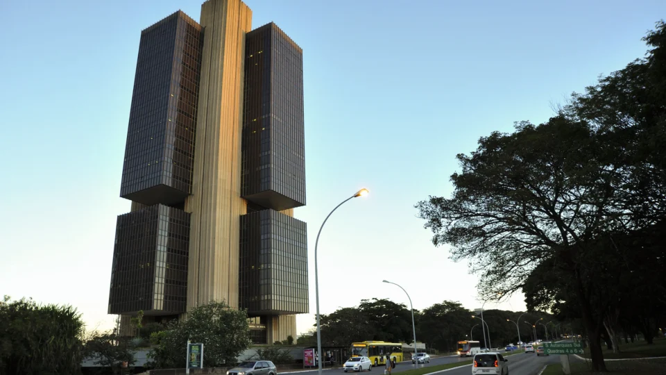 Relator propôs incluir Pix no texto, colocando governo Lula, contrário à autonomia, em dilema.