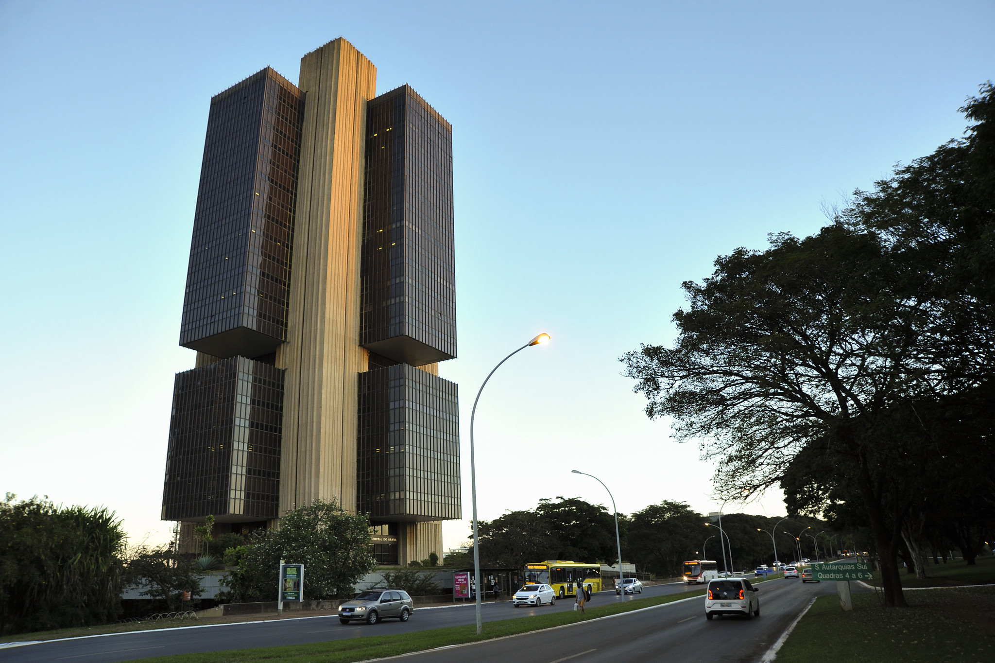 Relator propôs incluir Pix no texto, colocando governo Lula, contrário à autonomia, em dilema.