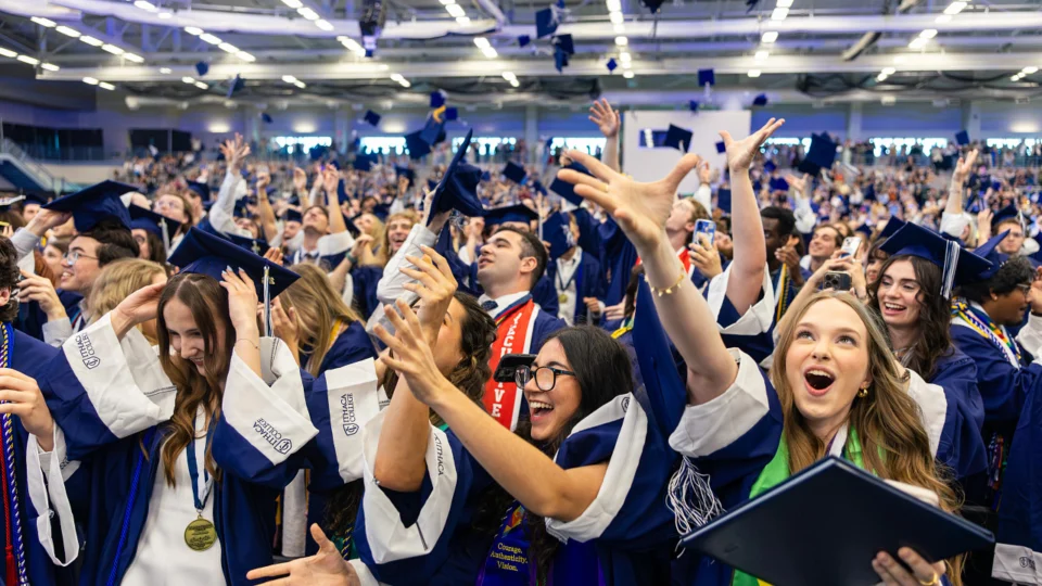 A conquista da graduação nos Estados Unidos simboliza o resultado de anos de dedicação, preparação estratégica e acesso a oportunidades internacionais. Para Letícia Rebelo, a formatura representa não apenas uma realização pessoal, mas o início de uma missão de inspirar outros jovens brasileiros a ampliarem seus horizontes por meio da educação.