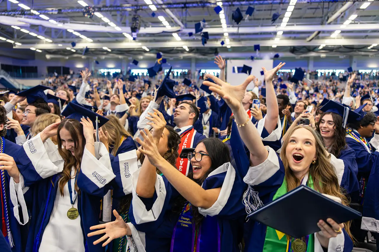 A conquista da graduação nos Estados Unidos simboliza o resultado de anos de dedicação, preparação estratégica e acesso a oportunidades internacionais. Para Letícia Rebelo, a formatura representa não apenas uma realização pessoal, mas o início de uma missão de inspirar outros jovens brasileiros a ampliarem seus horizontes por meio da educação.
