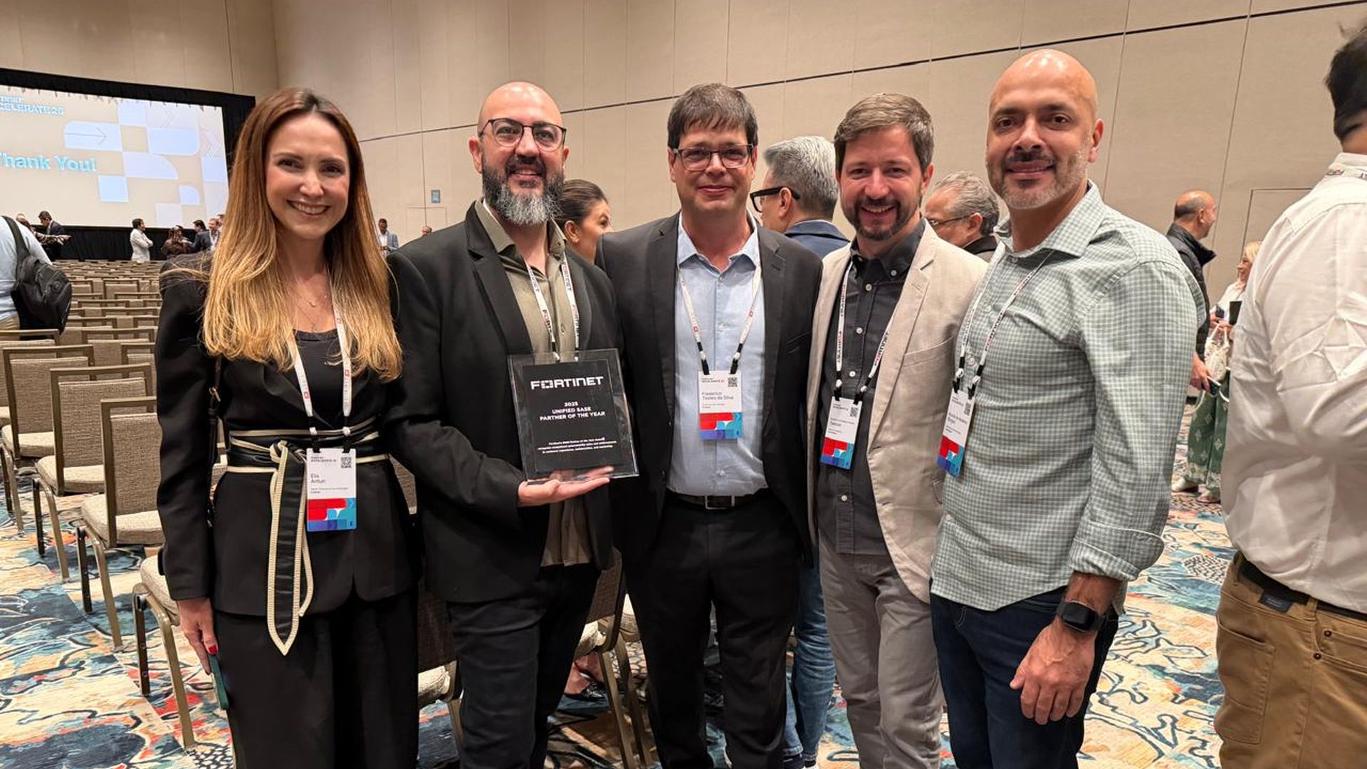 Da esquerda para a direita, Elis Mendanha Antun, Roberto Fofano, Frederico Tostes, Eduardo Dalpiaz e Ricardo Borges durante o Fortinet Accelerate 2026, em Las Vegas, evento em que a Soow Sigma foi reconhecida na categoria SASE (Secure Access Service Edge) por sua atuação em projetos estratégicos de cibersegurança.