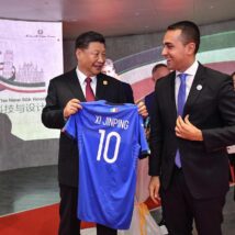 O ditador chinês, Xi Jinping, recebe camisa da seleção da Itália com seu nome durante evento em Xangai, em 2019 Imagem referente a matéria
