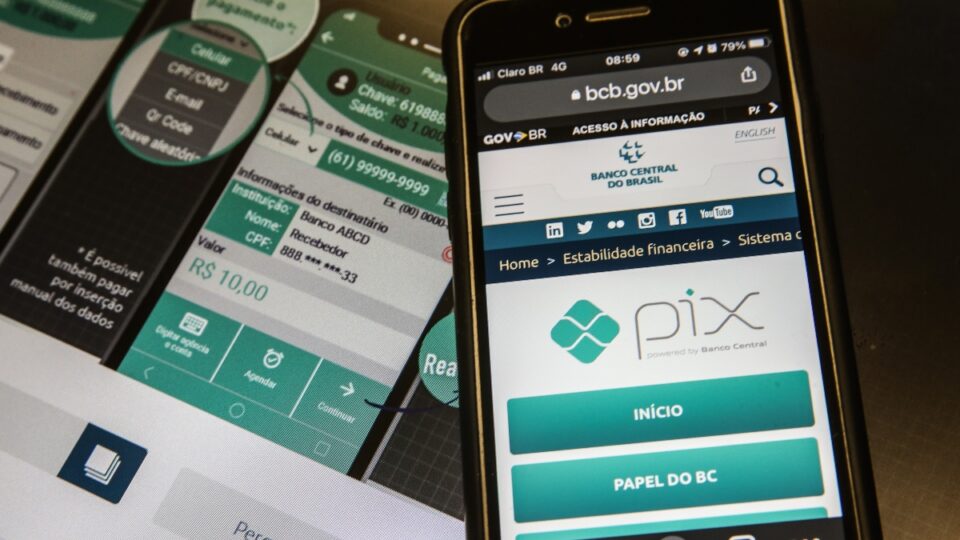 Governo vê risco de bloqueios e falhas no PIX após possível sanção dos EUA