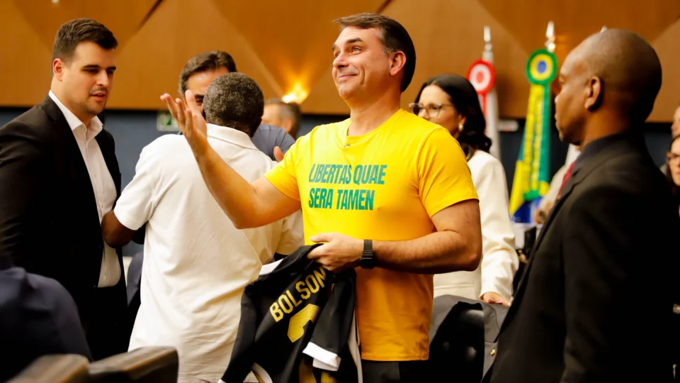 Camisetas de Flávio Bolsonaro durante a campanha.