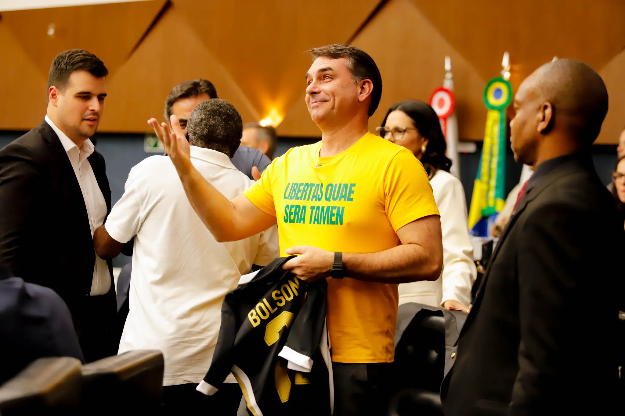 Camisetas de Flávio Bolsonaro durante a campanha.