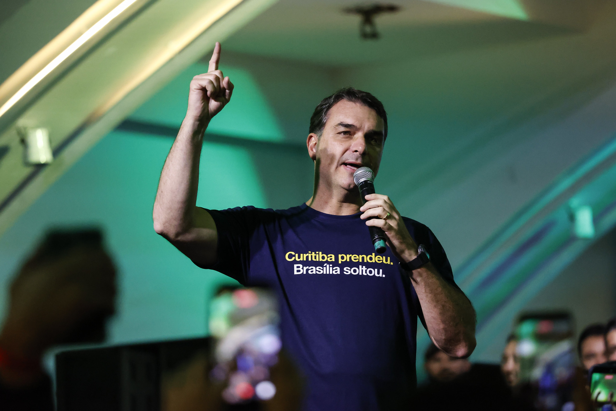 As camisetas com recados de Flávio Bolsonaro nas viagens Brasil afora