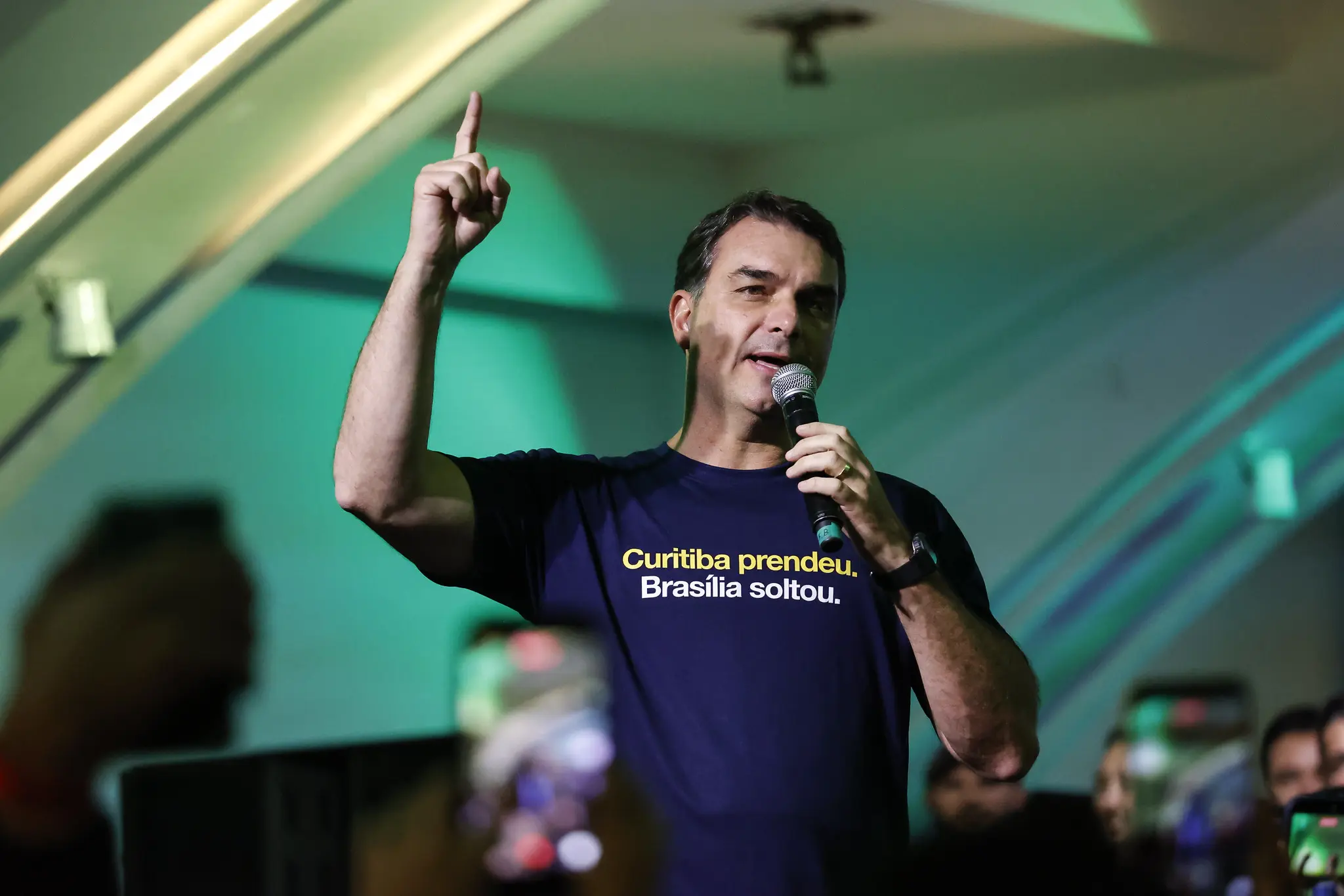 Entre as camisetas, Flávio Bolsonaro usou em Curitiba a frase "Curitiba prendeu, Brasília soltou".