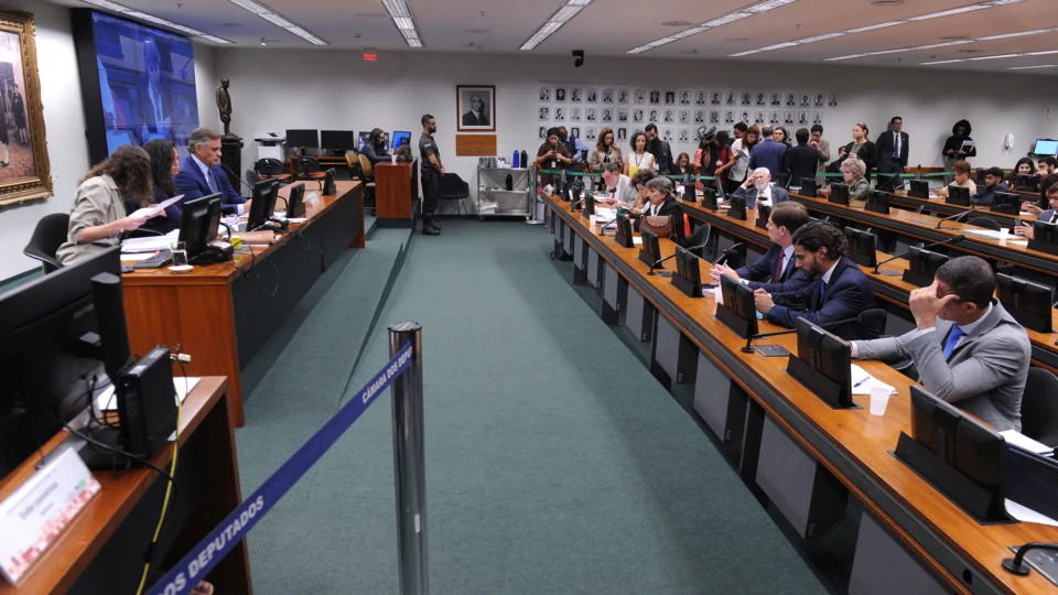 CCJ da Câmara adia votação da PEC que reduz a maioridade penal
