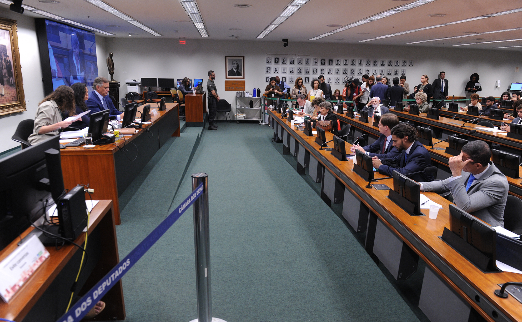 CCJ da Câmara adia votação da PEC que reduz a maioridade penal