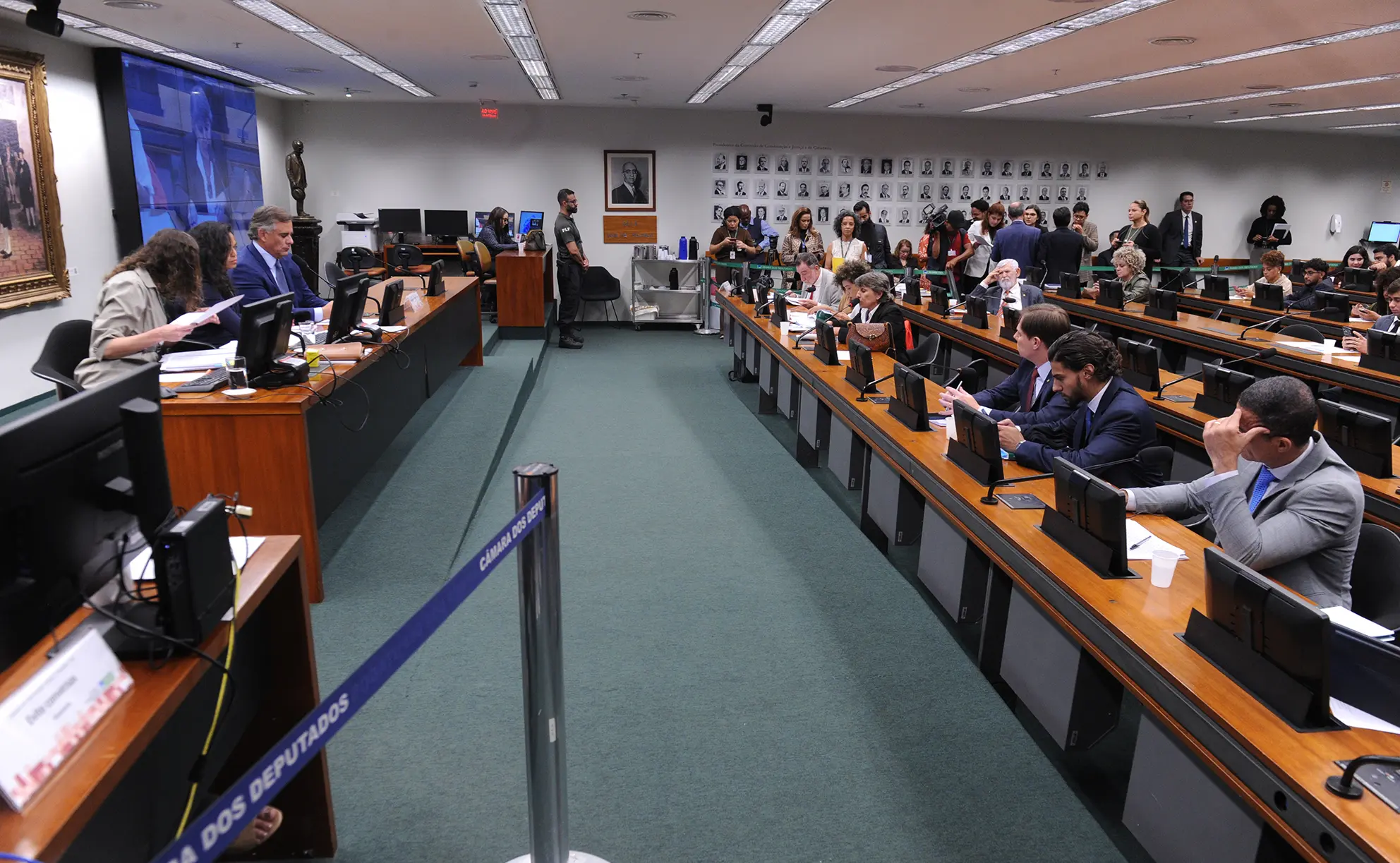 CCJ da Câmara adia votação da PEC que reduz a maioridade penal