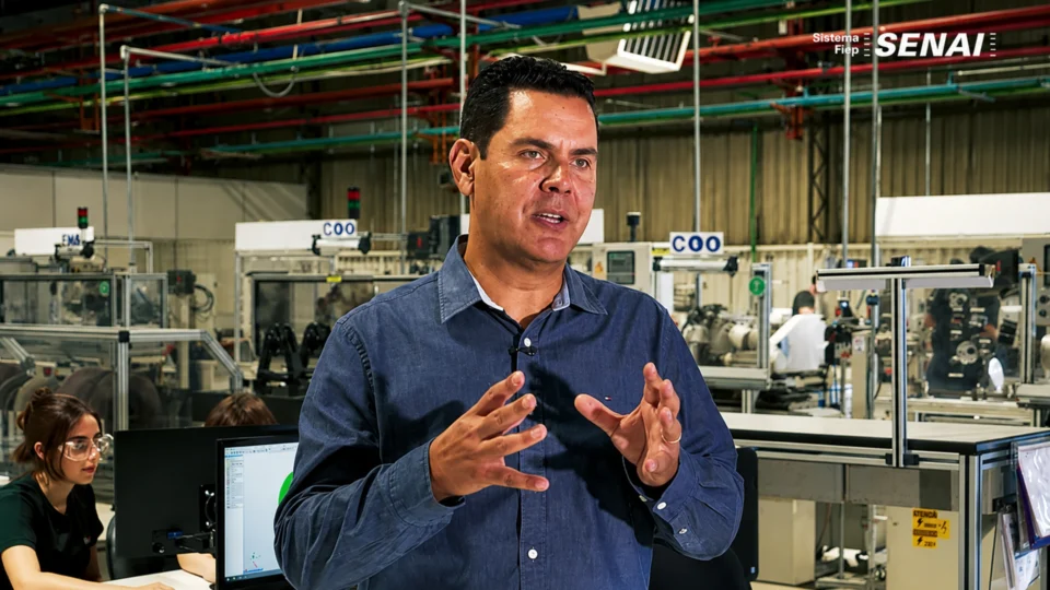 Cleverson Santana, consultor de Gestão de Pessoas da Bosch, afirma que a aproximação entre formação e ambiente produtivo contribui para reduzir a curva de aprendizagem dos novos profissionais.
