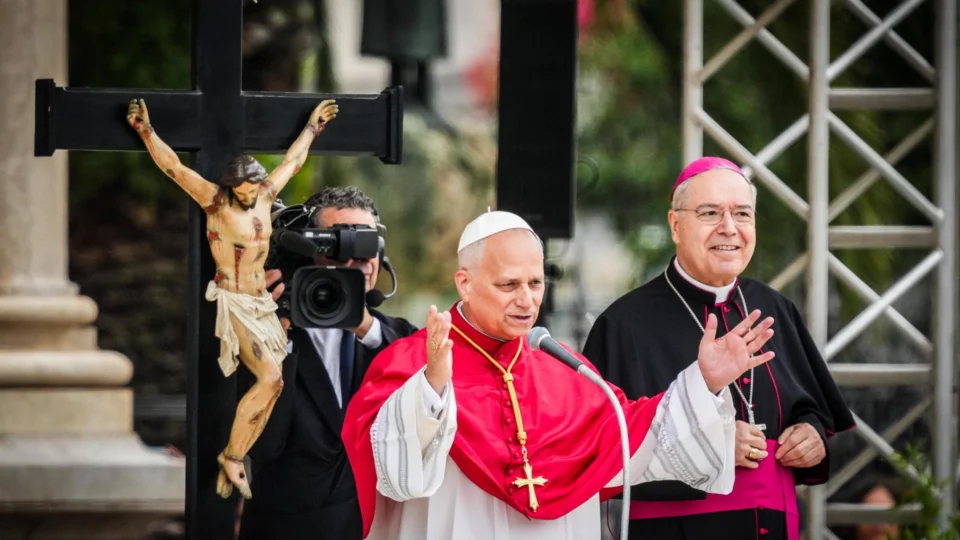 Papa Leão XIV em visita a Pompeia e Nápoles , em maio, vestindo a mozeta.